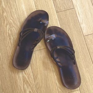 🩴 UGG Australia sandals with toe hold